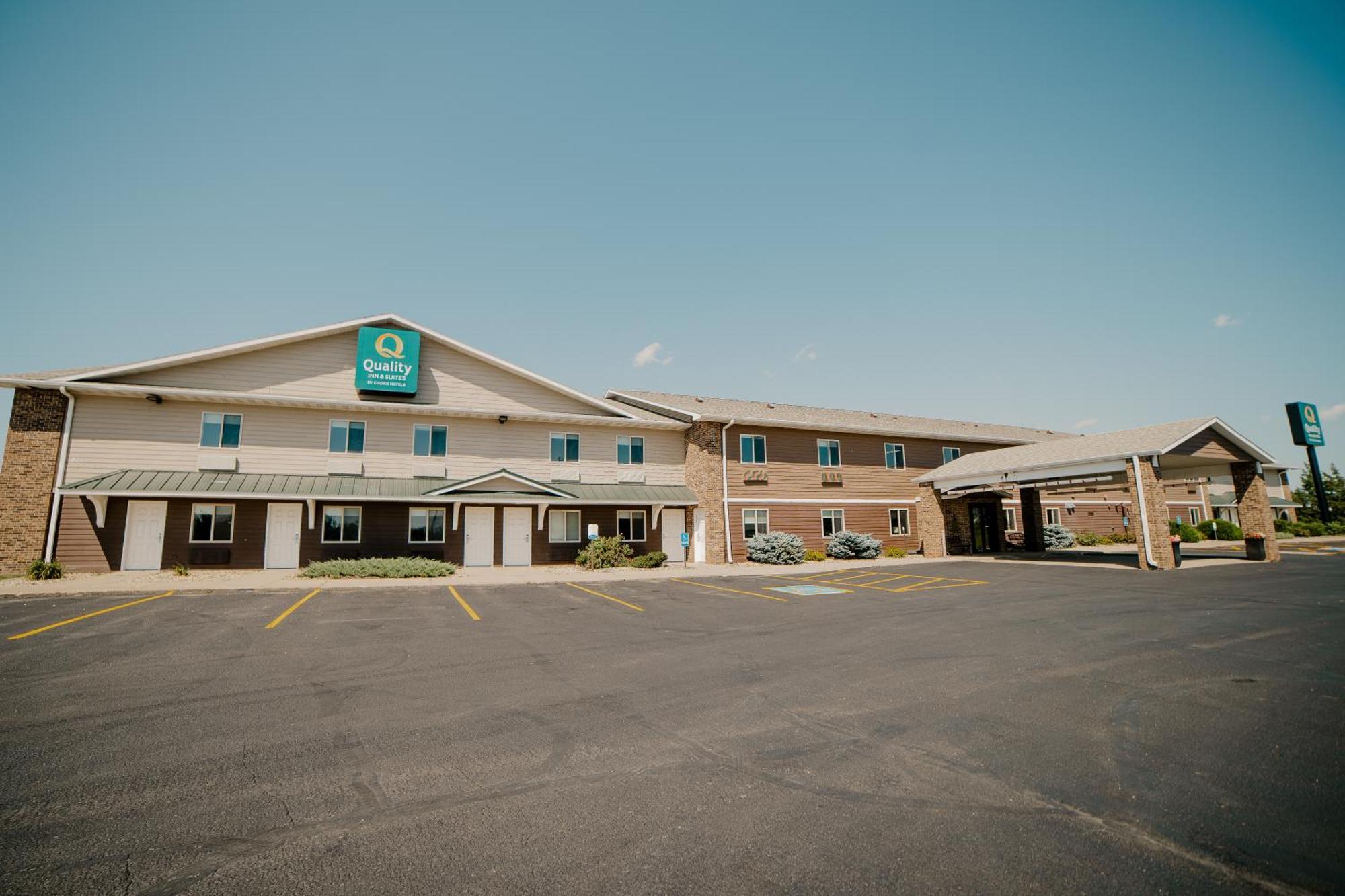 Quality Inn & Suites Watertown Near Prairie Lakes Ice Arena المظهر الخارجي الصورة