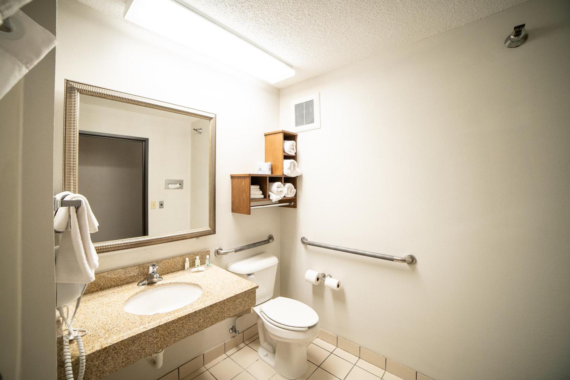 Quality Inn & Suites Watertown Near Prairie Lakes Ice Arena المظهر الخارجي الصورة