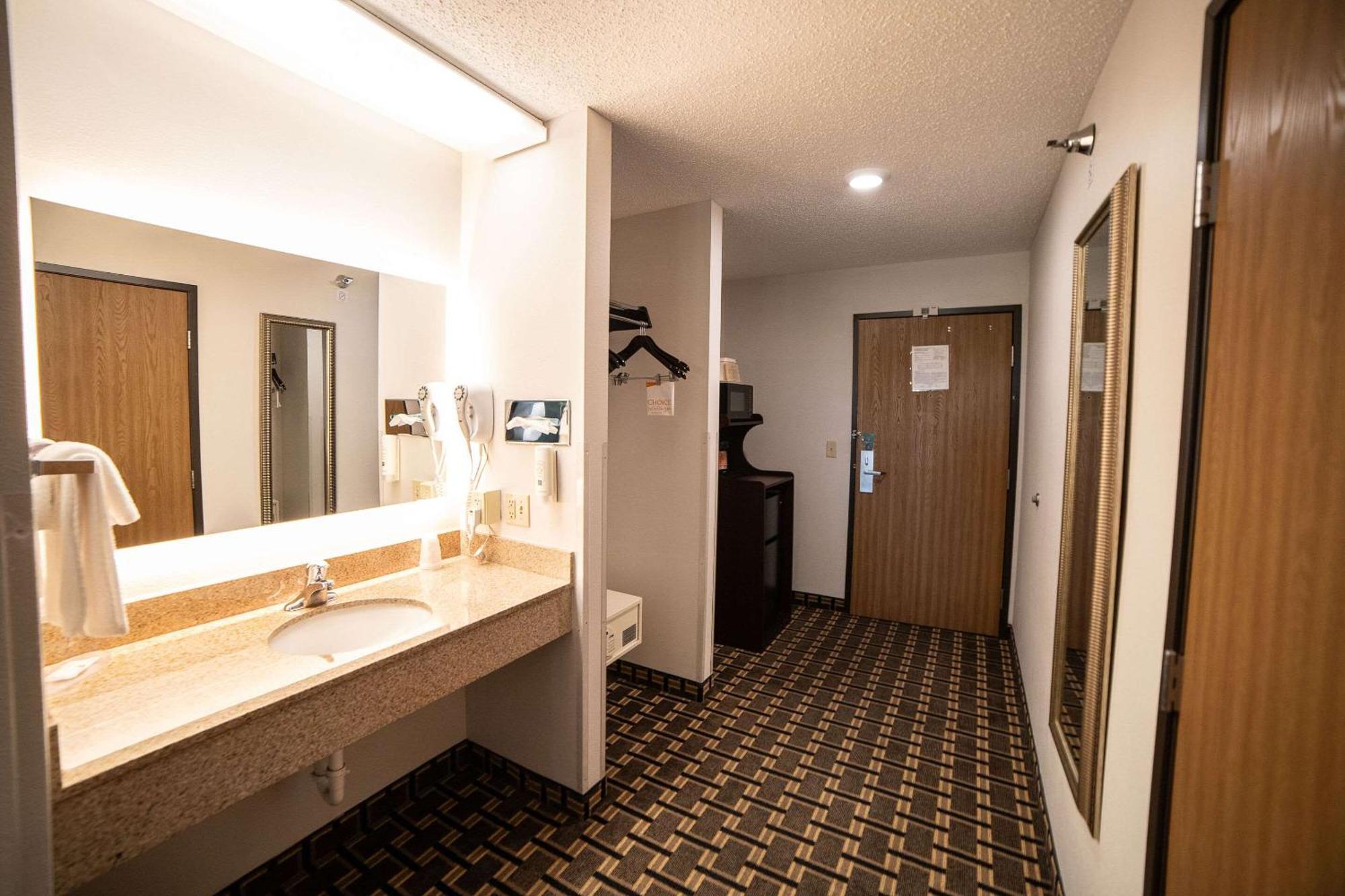 Quality Inn & Suites Watertown Near Prairie Lakes Ice Arena المظهر الخارجي الصورة